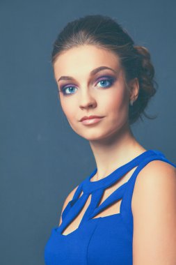 Güzel bir genç kadın profesyonel makyaj stüdyo çekim