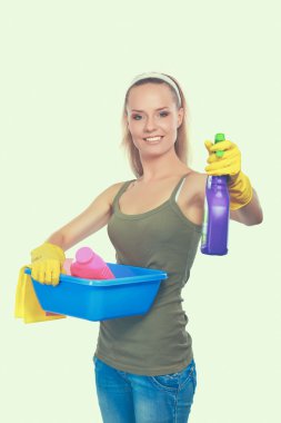 Neşeli kadın bir şeyleri perçin ve spreyle temizliyor..