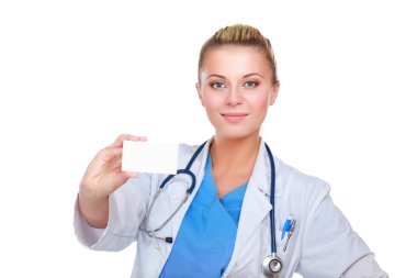 Kadın doktor elinde boş bir kart tutuyor, beyaz arka planda izole edilmiş.