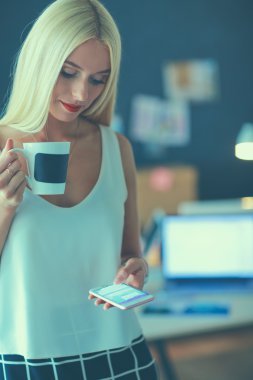 Kadın tasarımcı ofis cep telefonu kullanma