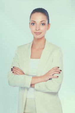 Beyaz arka plan üzerinde duran genç kadın