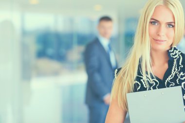 İş kadını ofiste ön planda duran