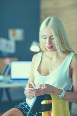 Kadın tasarımcı ofis cep telefonu kullanma