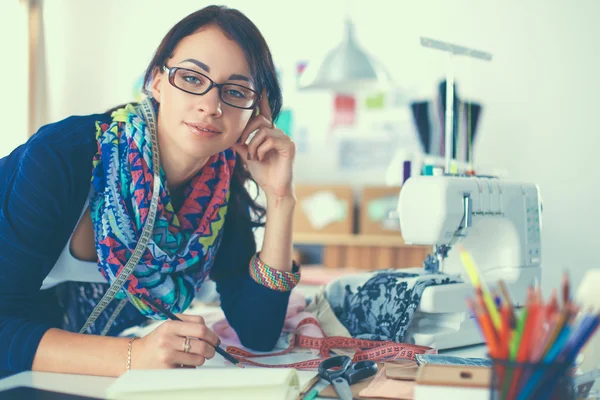 Dressmaker kvinna designa kläder mönster på papper — Stockfoto