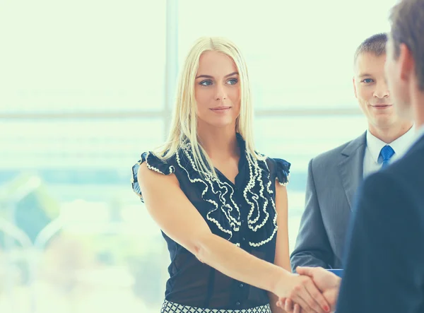 Empresários apertando as mãos depois de se encontrarem no escritório — Fotografia de Stock
