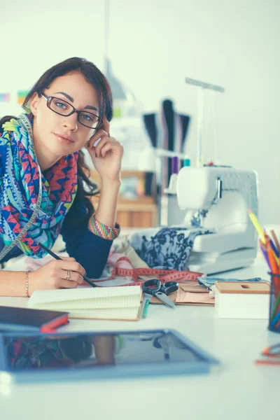 Dressmaker kvinna designa kläder mönster på papper — Stockfoto