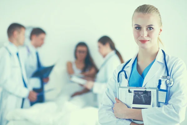 Woman doctor standing with folder at hospital — Stock Photo, Image