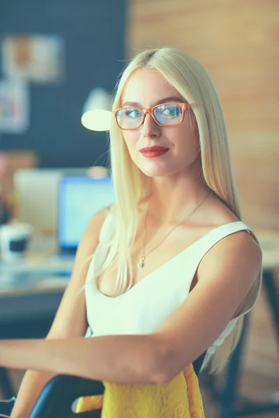 Modeskapare som arbetar i studio sittande på skrivbordet — Stockfoto