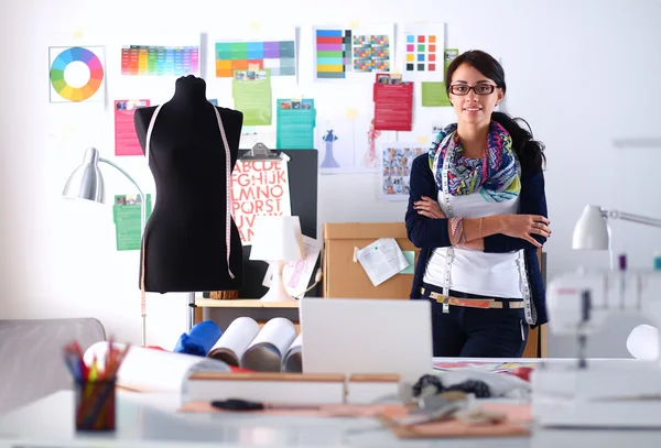 Модная женщина-дизайнер стоит в ателье — стоковое фото