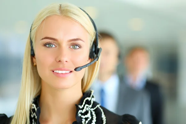 Retrato do operador de telefone de suporte com o fone de ouvido — Fotografia de Stock