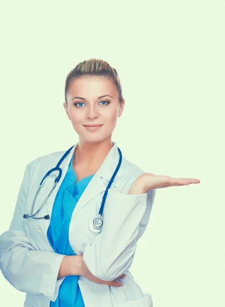 Porträtt av en kvinnlig läkare pekar, närbild, isolerad på vit bakgrund — Stockfoto