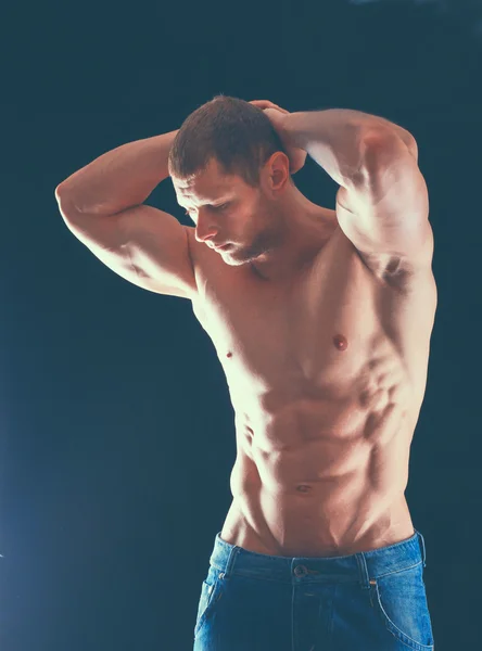 Friska muskulös ung man. isolerad på svart bakgrund — Stockfoto