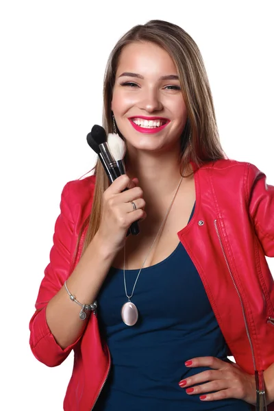 Joven hermosa mujer sostiene en cepillo de mano para el maquillaje — Foto de Stock