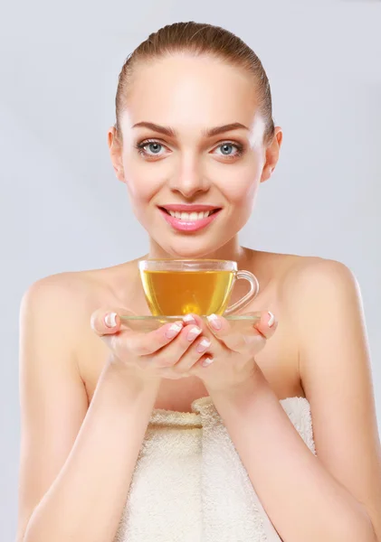 Beautiful girl holding a cup of tea on white background — Stock Photo, Image