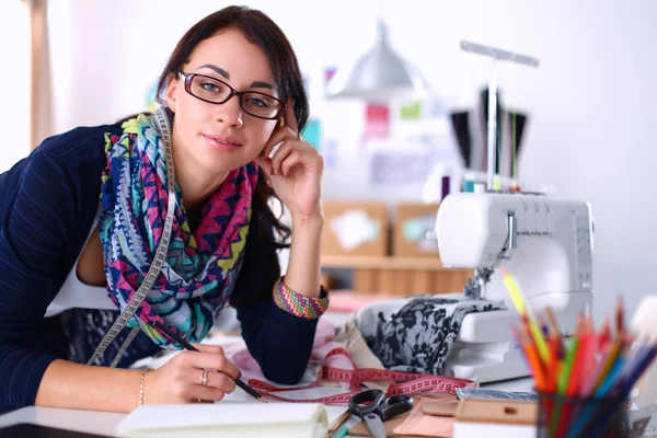 Dressmaker donna progettazione modello di vestiti su carta — Foto Stock