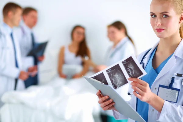 Cirurgião e médico analisando raio-X juntos em consultório médico — Fotografia de Stock