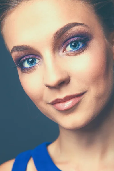 Студийный снимок красивой молодой женщины с профессиональным макияжем — стоковое фото