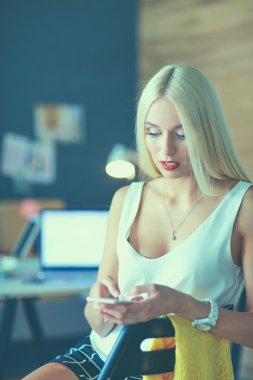 Kadın tasarımcı ofis cep telefonu kullanma