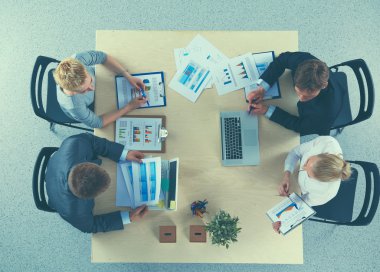 İş adamları toplantıda, ofiste oturup tartışıyorlar.