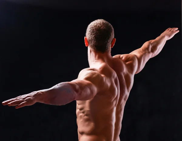 Jeune homme musclé en bonne santé. Isolé sur fond noir — Photo