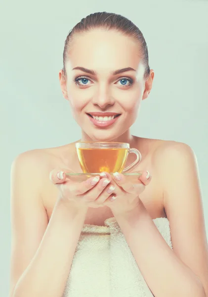 Schönes Mädchen mit einer Tasse Tee auf weißem Hintergrund — Stockfoto