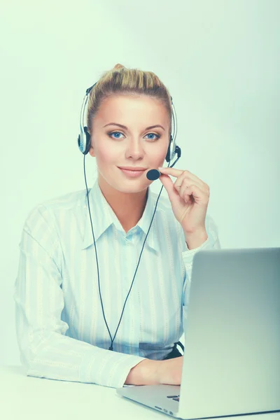Portret piękne kobieta pracuje w jej biurko z zestawu słuchawkowego i laptopa — Zdjęcie stockowe