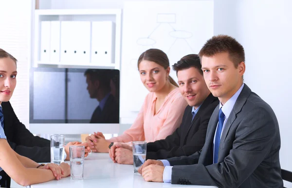 Zakenmensen die zitten en discussiëren tijdens een vergadering, in functie — Stockfoto