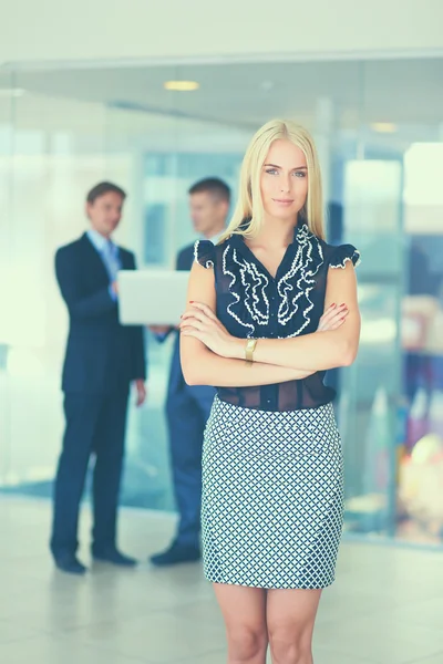 オフィスでフォア グラウンドに立ってビジネス女性 — ストック写真