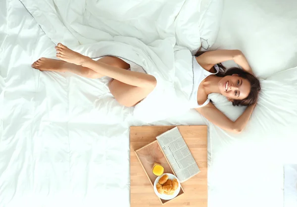 Junge schöne Frau liegt zu Hause im Bett — Stockfoto