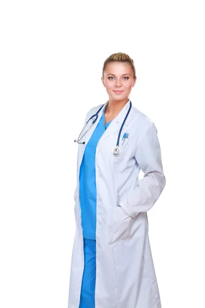 Mujer doctora joven con estetoscopio aislado sobre fondo blanco — Foto de Stock