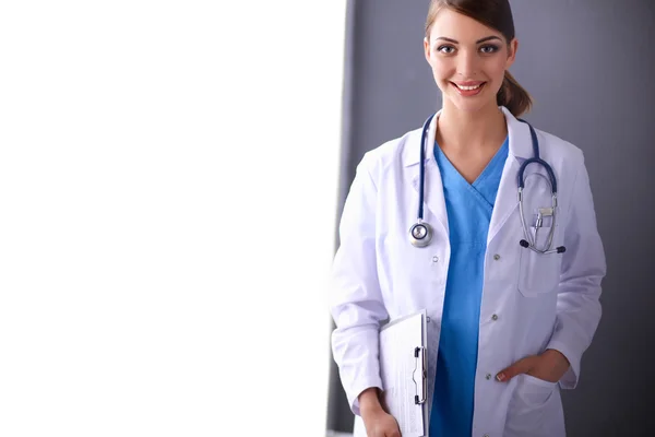 Médecin femme avec stéthoscope isolé sur fond gris — Photo