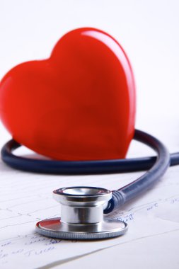 Kırmızı kalp ve beyaz arka plan üzerinde izole bir stetoskop
