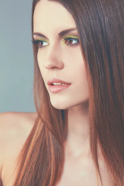 Retrato de mujer hermosa, aislado sobre fondo gris —  Fotos de Stock