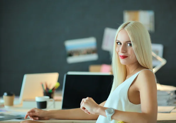 Diseñadores de moda trabajando en el estudio sentados en el escritorio — Foto de Stock