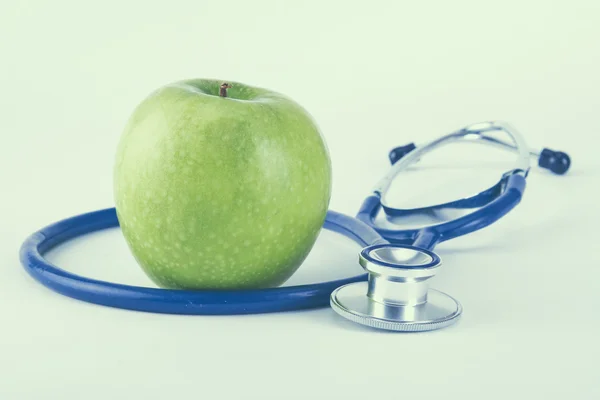 Lékařský stetoskop a jablko izolované na bílém pozadí — Stock fotografie