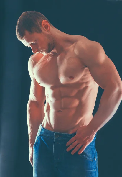 Здоровий мускулистий молодий чоловік. Ізольовані на чорному тлі — стокове фото