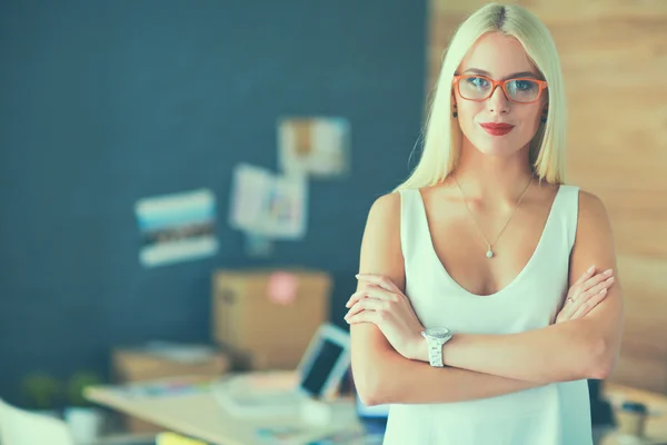 Jovem designer de moda mulher trabalhando em estúdio — Fotografia de Stock