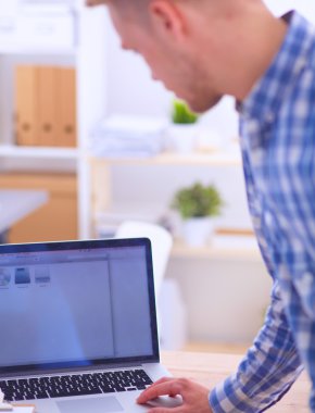 Ofiste dosyasıyla gülümseyen iş adamı.