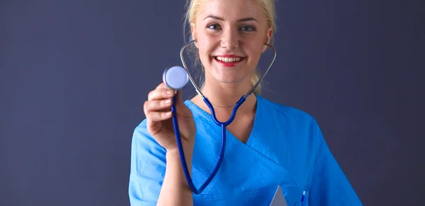 Doctora con estetoscopio escuchando, aislada sobre fondo gris —  Fotos de Stock