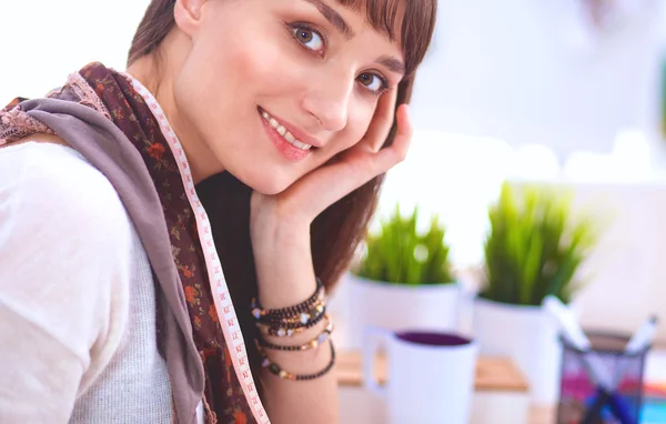 Retrato de designer de moda feminina atraente sentado na mesa de escritório — Fotografia de Stock