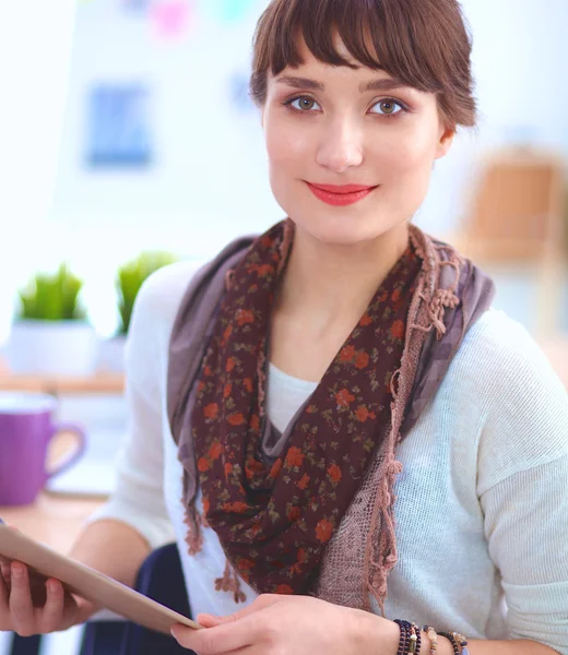 Unga attraktiva modedesigner stående av desk i office, hålla mappar — Stockfoto