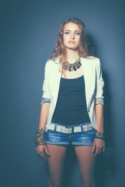 Boncuklar, siyah arka plan üzerine ayakta olan kadın portresi