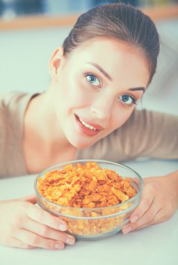 Mutfağında duran genç güleryüzlü kadın