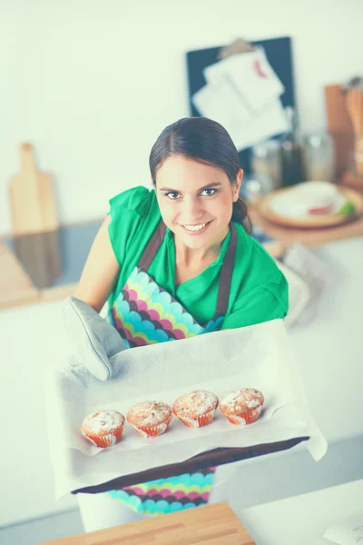Žena dělá koláče v kuchyni. — Stock fotografie