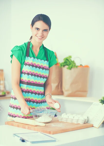 Kobieta piecze ciasta w kuchni. — Zdjęcie stockowe