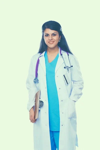 दीवार के पास खड़े स्टेथोस्कोप के साथ डॉक्टर महिला — स्टॉक फ़ोटो, इमेज
