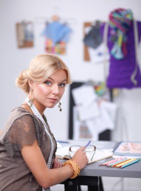 Stüdyoda çalışan genç moda tasarımcısı.