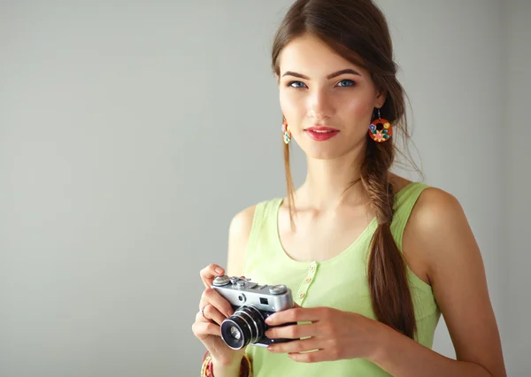 Portret van een jonge mooie fotograaf vrouw op de tafel — Stockfoto