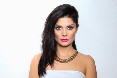 Gri arka plan üzerinde güzel kadın portresi