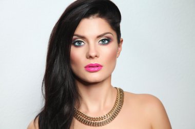 Gri arka plan üzerinde güzel kadın portresi